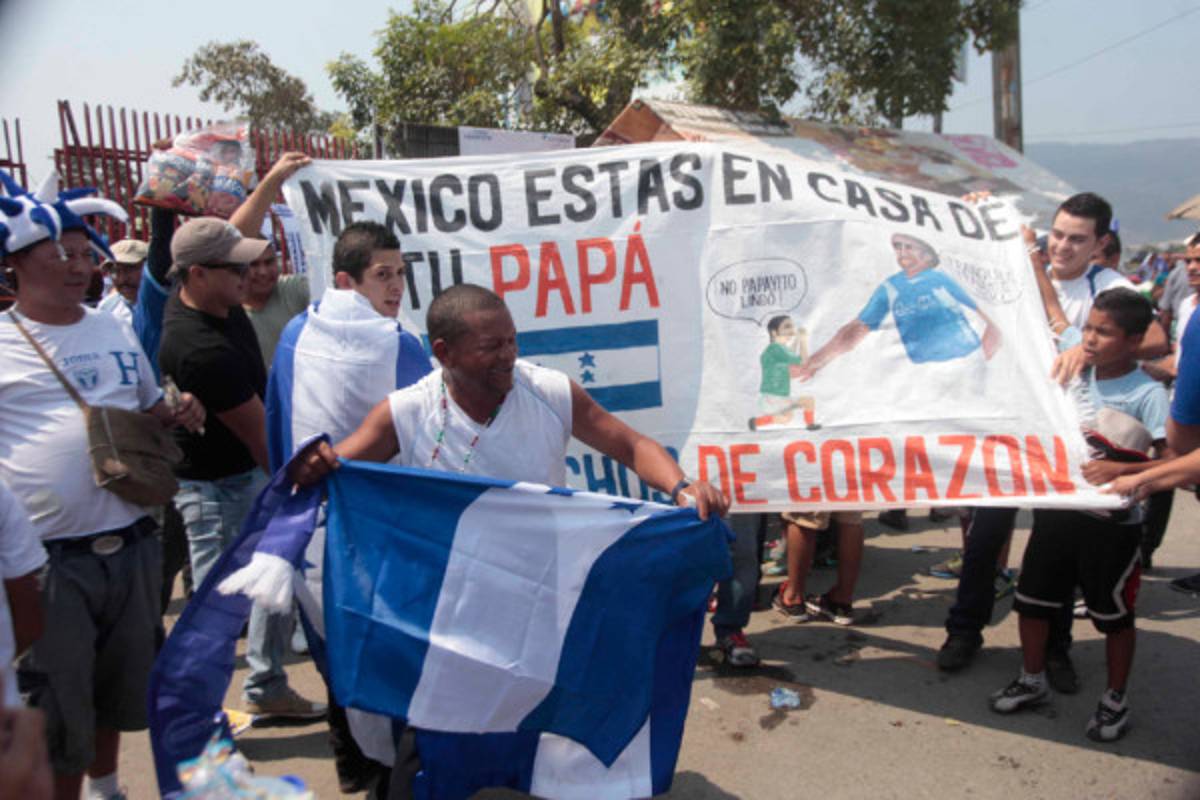 Ambiente Honduras-México en las afueras del Olímpico