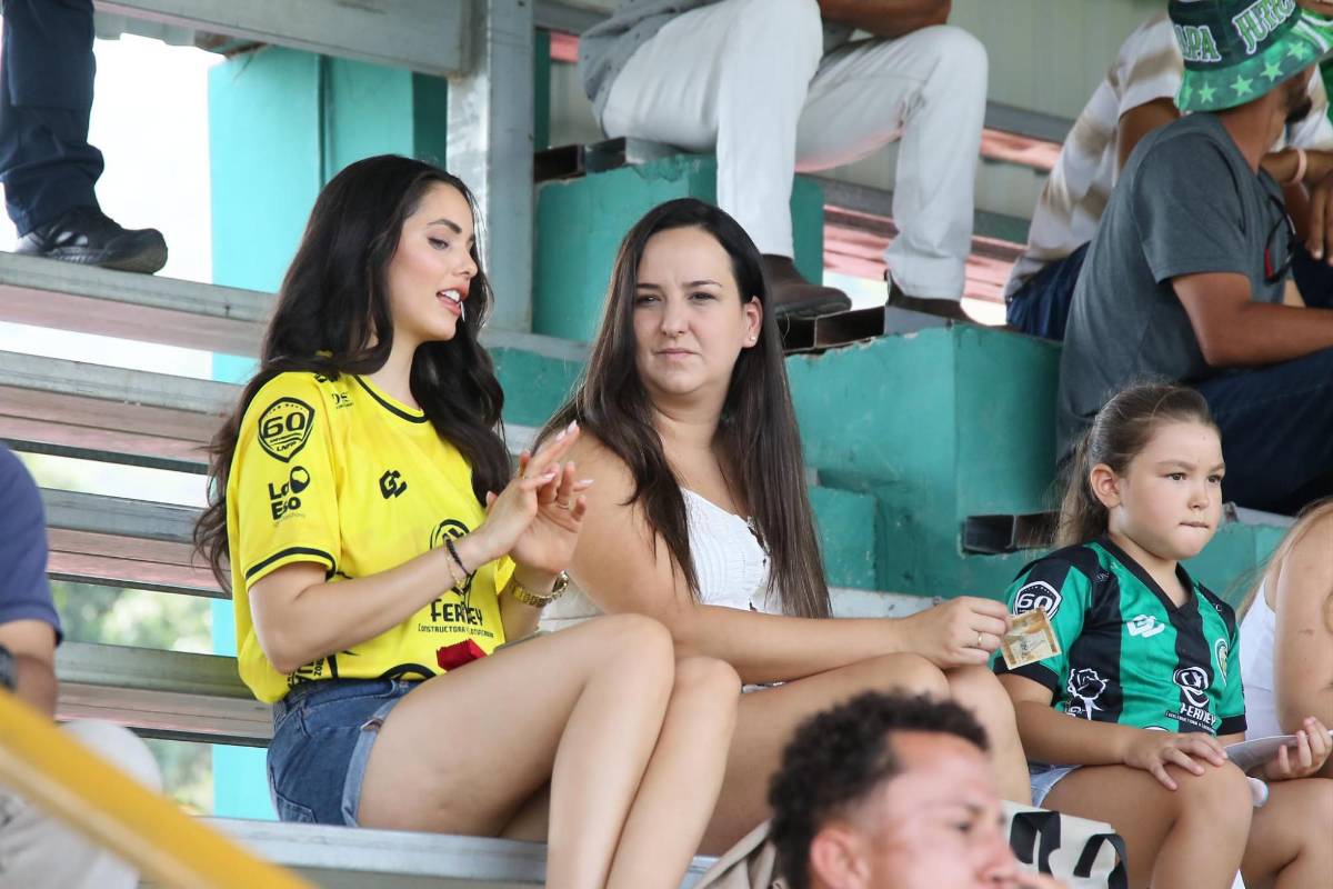 ¿Quién es la aficionada que robó suspiros? Ambientazo se vive con el partido del descenso entre Juticalpa FC y Real Sociedad