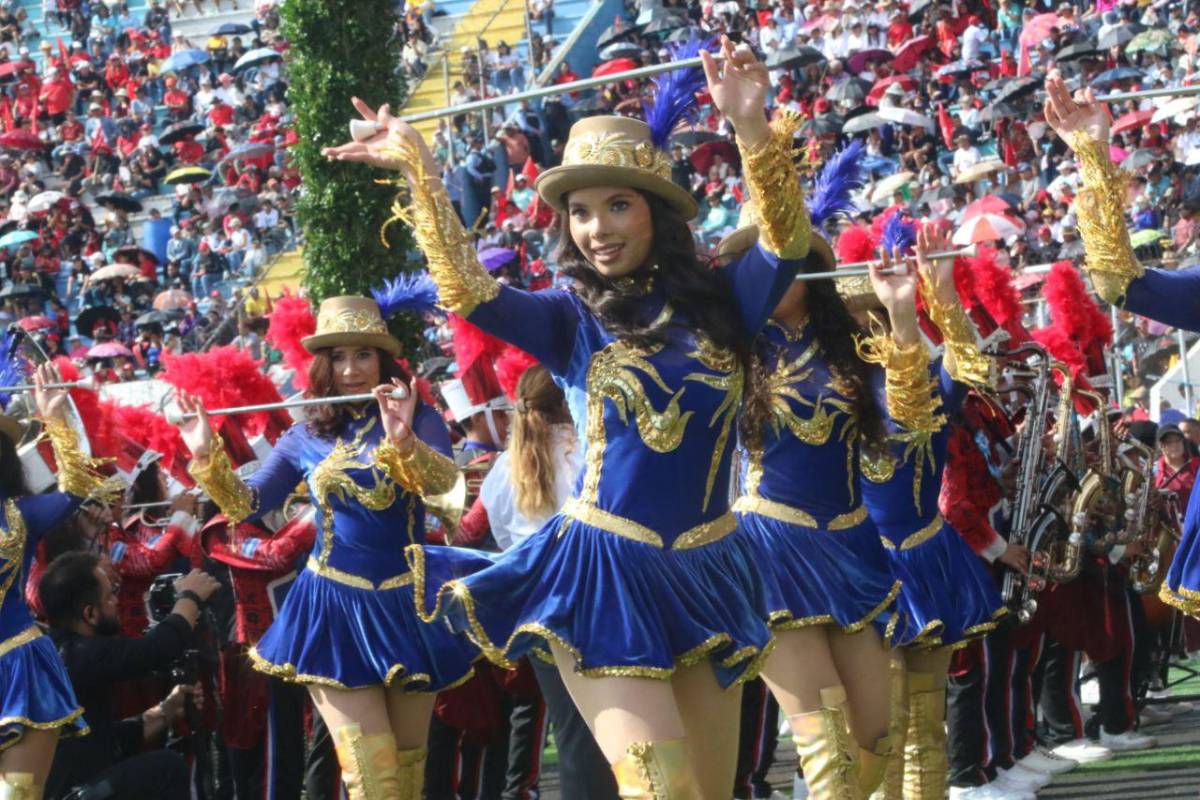 ¿Quién es la palillona de rojo? Hermosas deleitan en los desfiles del 15 de septiembre en Honduras
