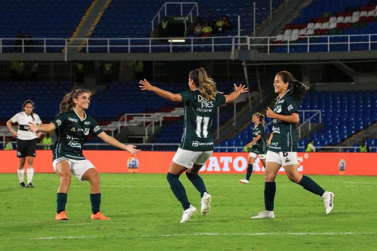 Elexa, de dorsal 11, celebra un gol con el Deportivo Cali de la Liga Femenil Colombiana.