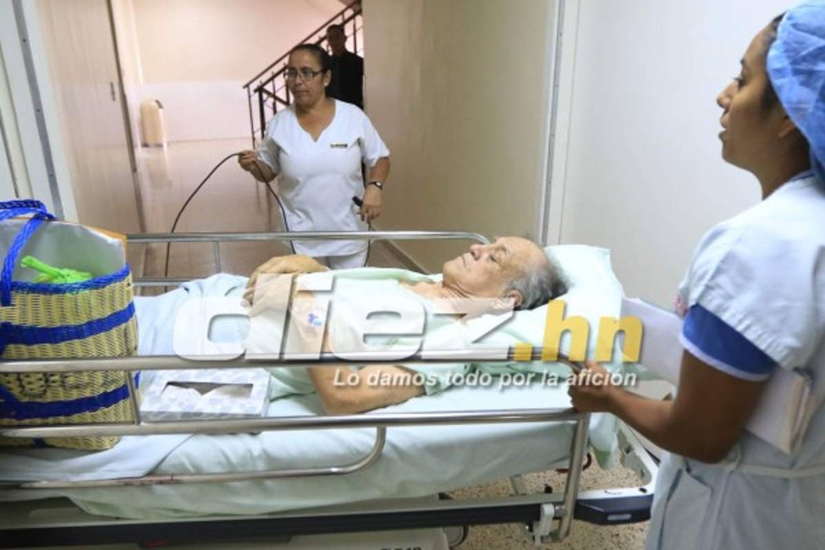 FOTOS: Así sacaron a Chelato Uclés de cuidados intensivos