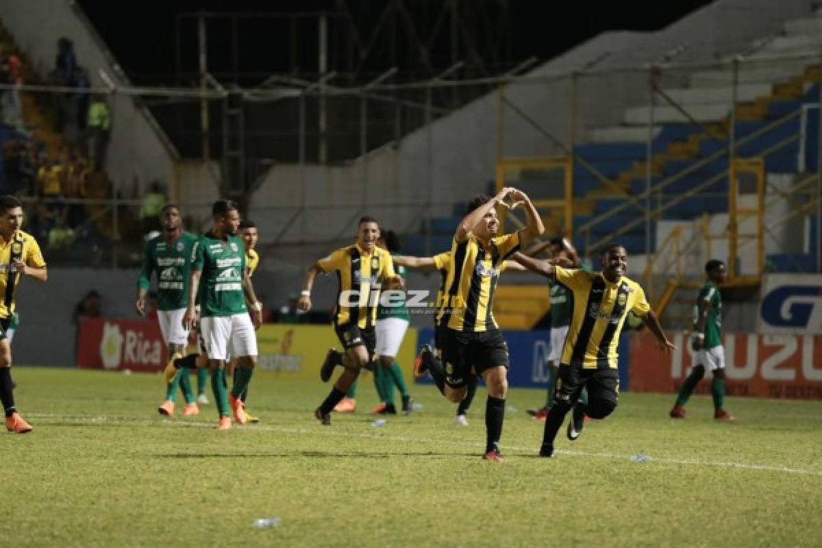 CURIOSAS: Policías en la cancha, pancarta y la acción de recogebalones