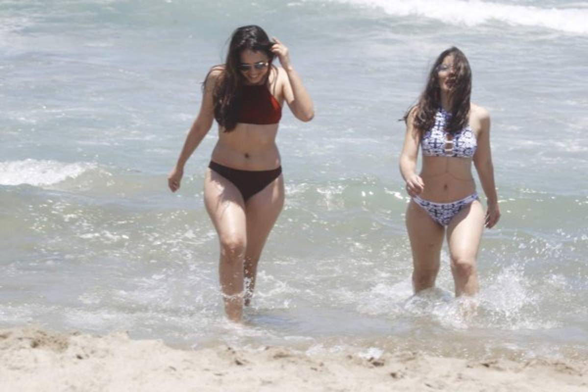 Así se divierten las bellas chicas en las playas de Honduras
