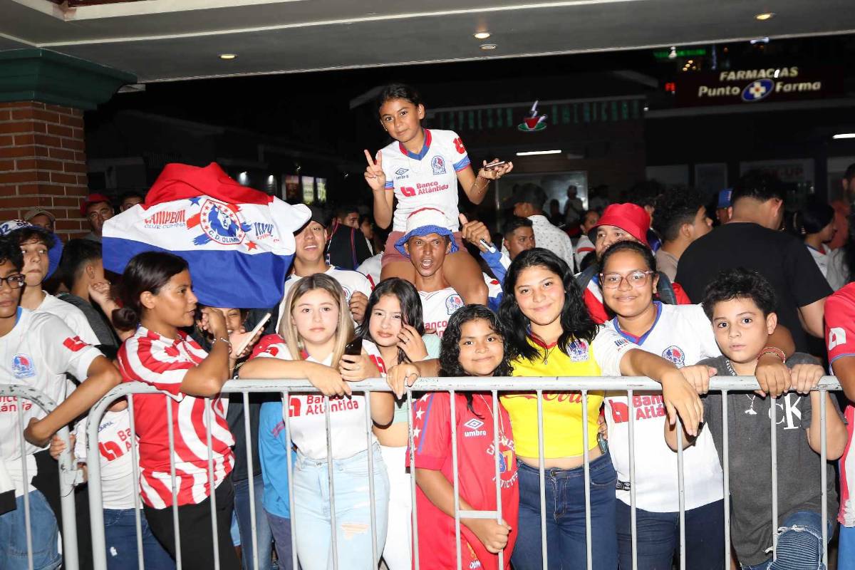 ¡Una locura de banderazo! Afición del Olimpia se desborda junto al plantel pensando en la corona 39