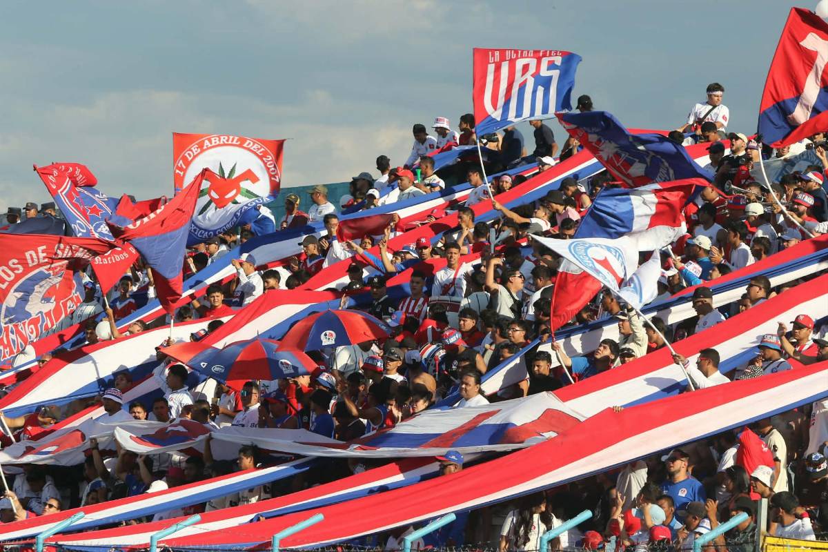 Europeos en las gradas, las bellezas de La Paz y en el muro para ver el Génesis vs Olimpia