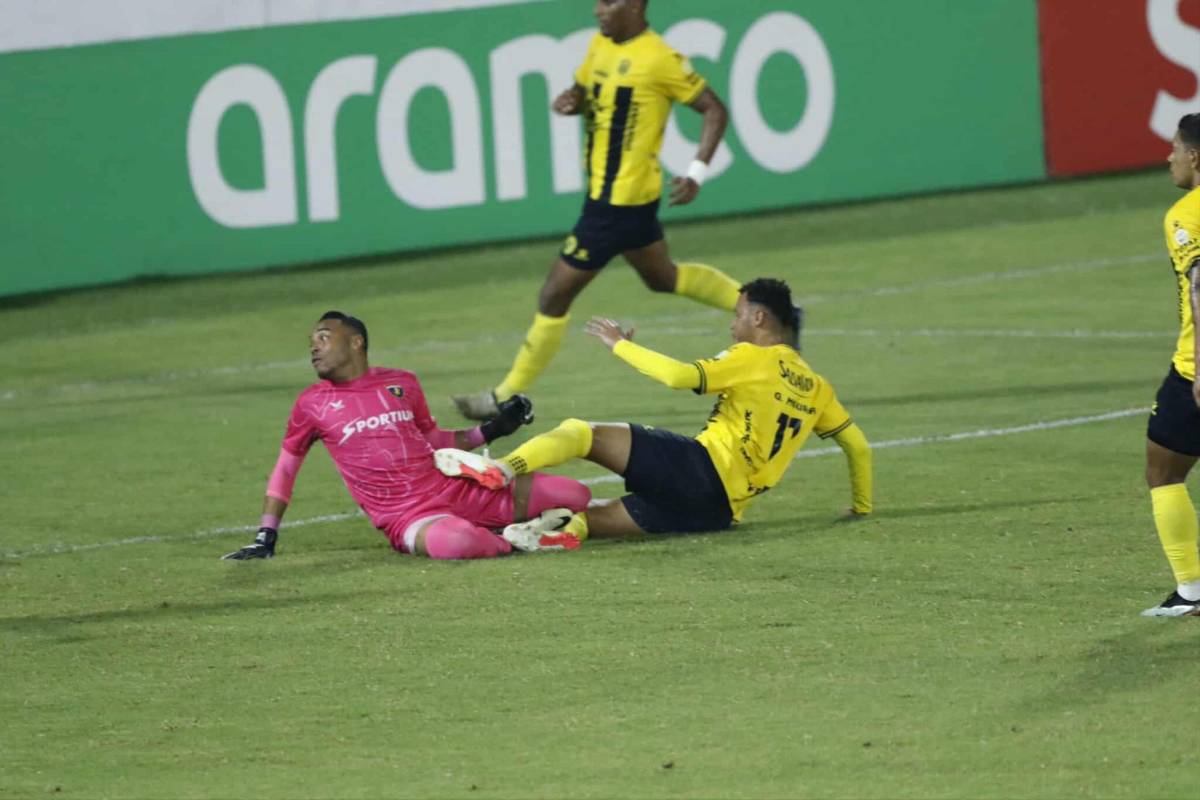 Atajadón de Buba López, pero Plaza Amador silencia el Morazán: la tristeza de Real España y belleza en las gradas