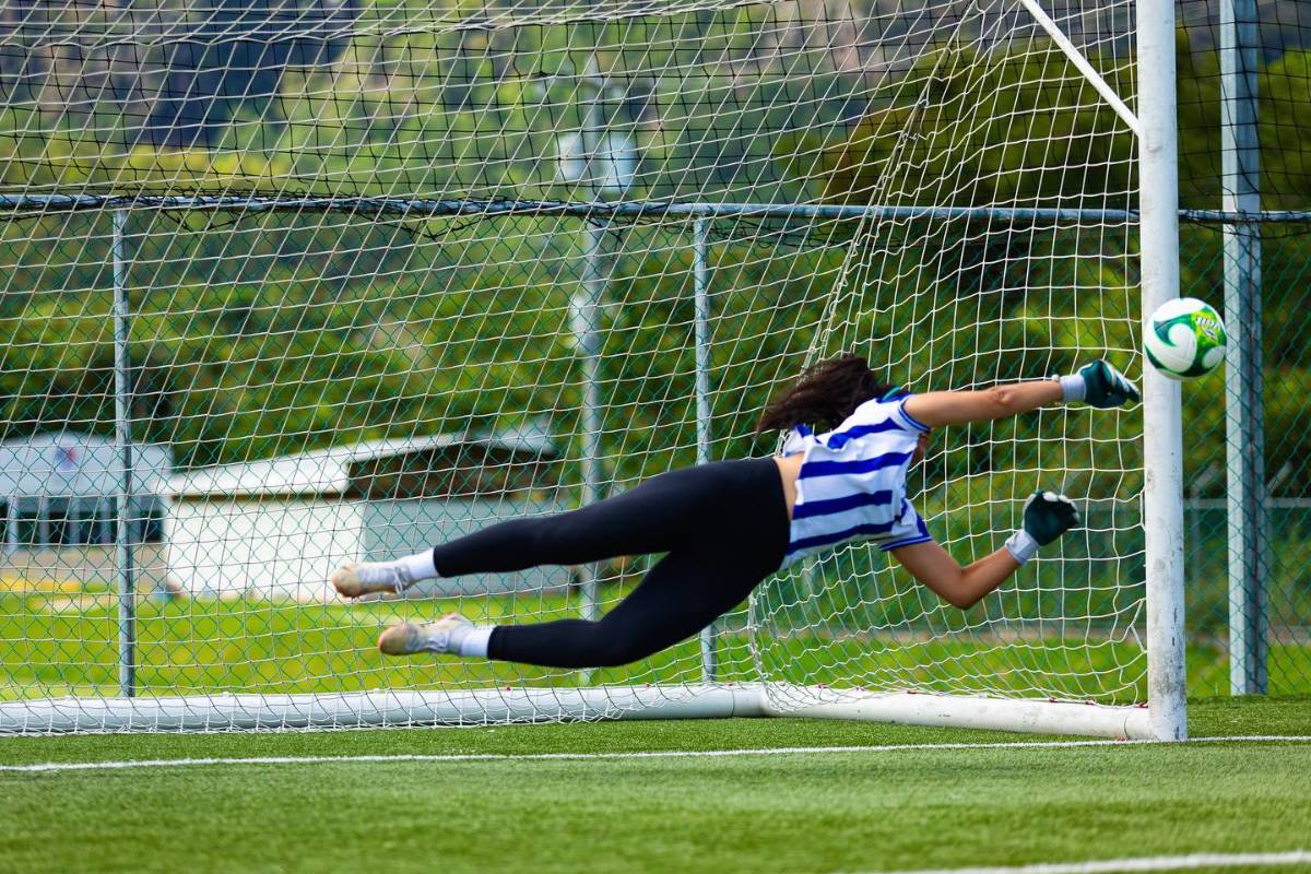 ¿Quién es? Futbolista hondureña se graduó de la UNAH y al día siguiente jugó con la Selección en otro país