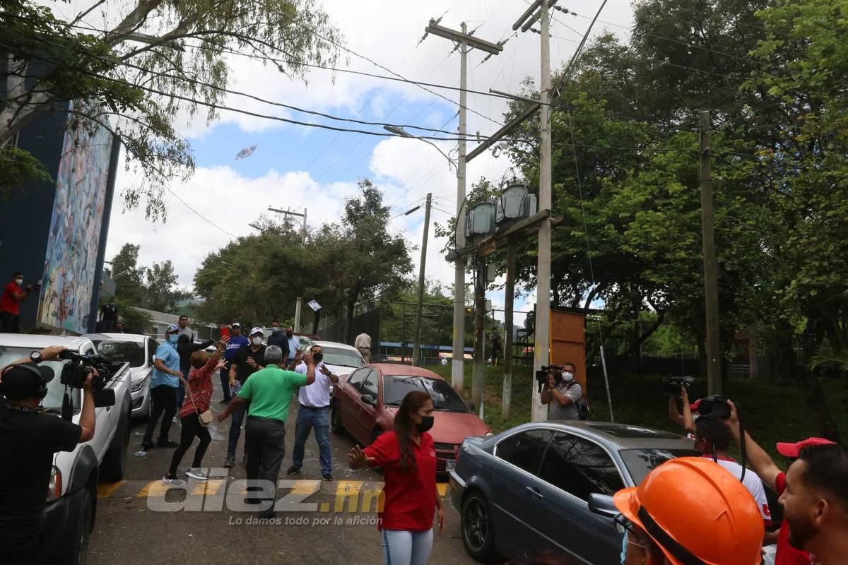 ¡Zafarrancho en la Villa Olímpica! Simpatizantes y empleados sacan corriendo a Salvador Nasralla y lo llaman ‘‘traidor’’