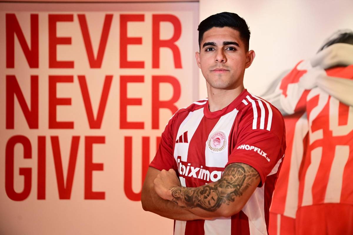 Con un carro de lujo y tirando magia: así fue presentado Luis Palma por Olympiacos en su regreso a Grecia