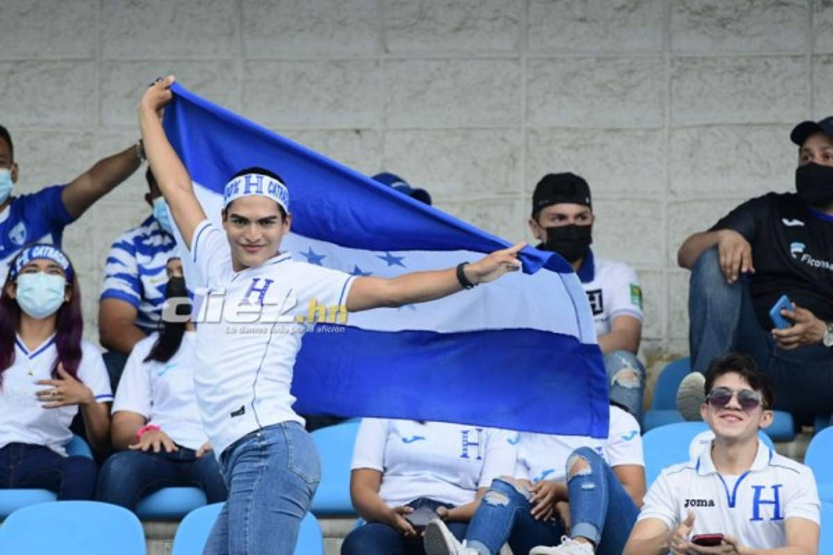 ¡Pancartas, Batman y un astronauta! El ambientazo en el Olímpico para el Honduras vs. Costa Rica