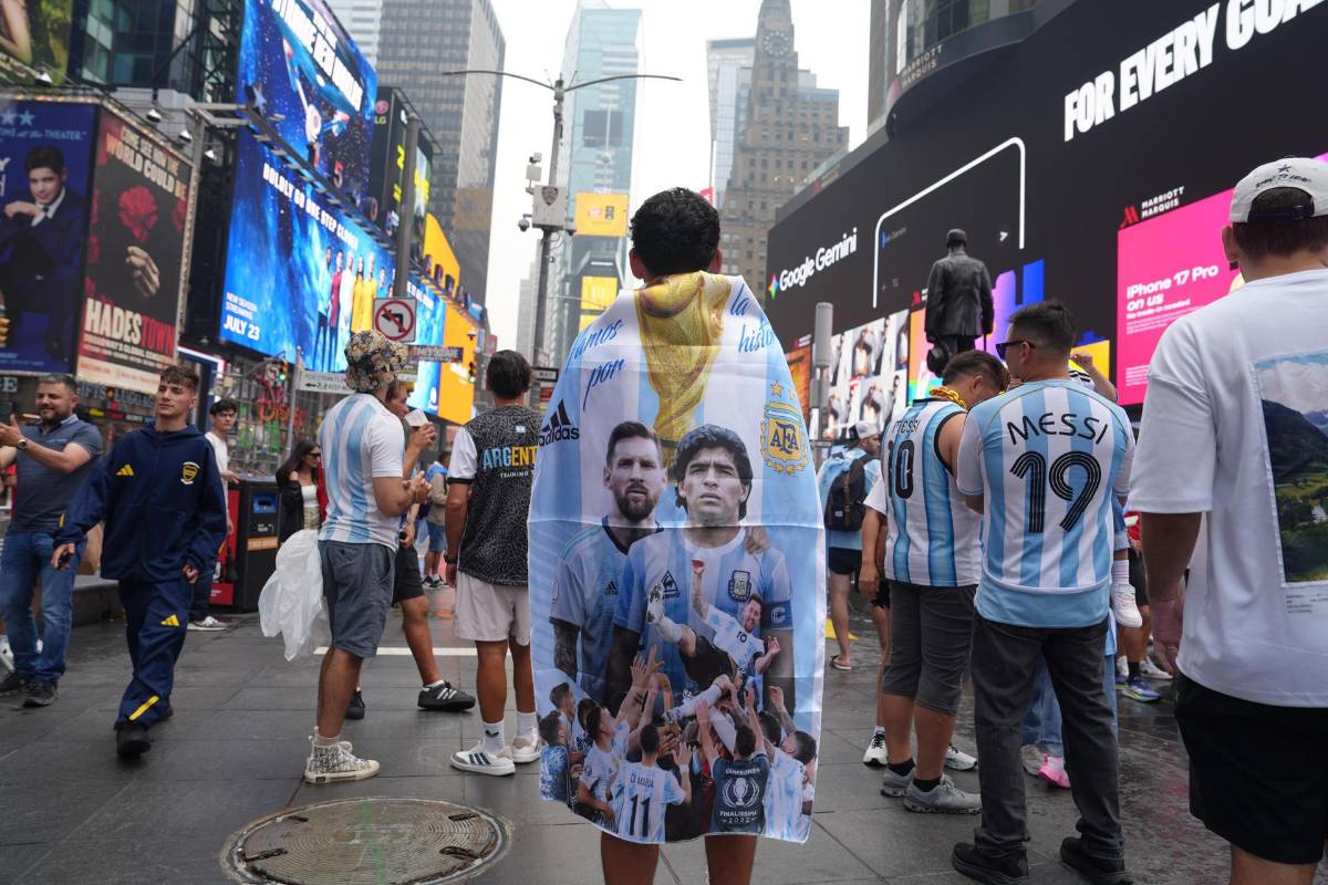 La bellas argentinas engalanan Times Square en el tremendo banderazo previo a la final