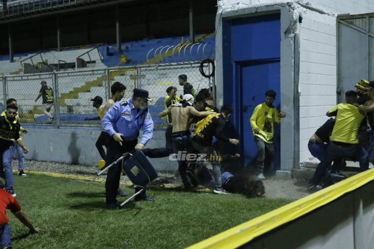 Salvajes: Dramáticas imágenes de aficionados de Real España atacando brutalmente a una mujer en el estadio Morazán