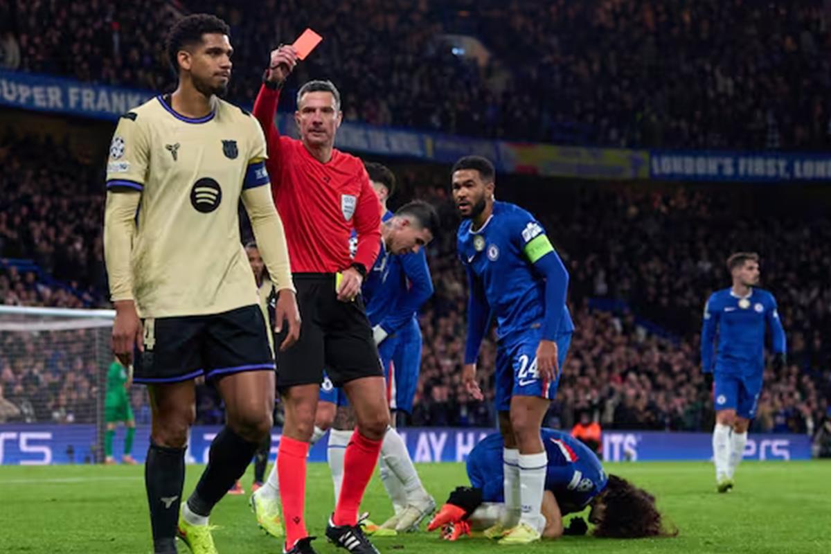 Barcelona va por el mejor central del mundo para sustituir a Ronald Araújo: Flick ya dio el 'ok'