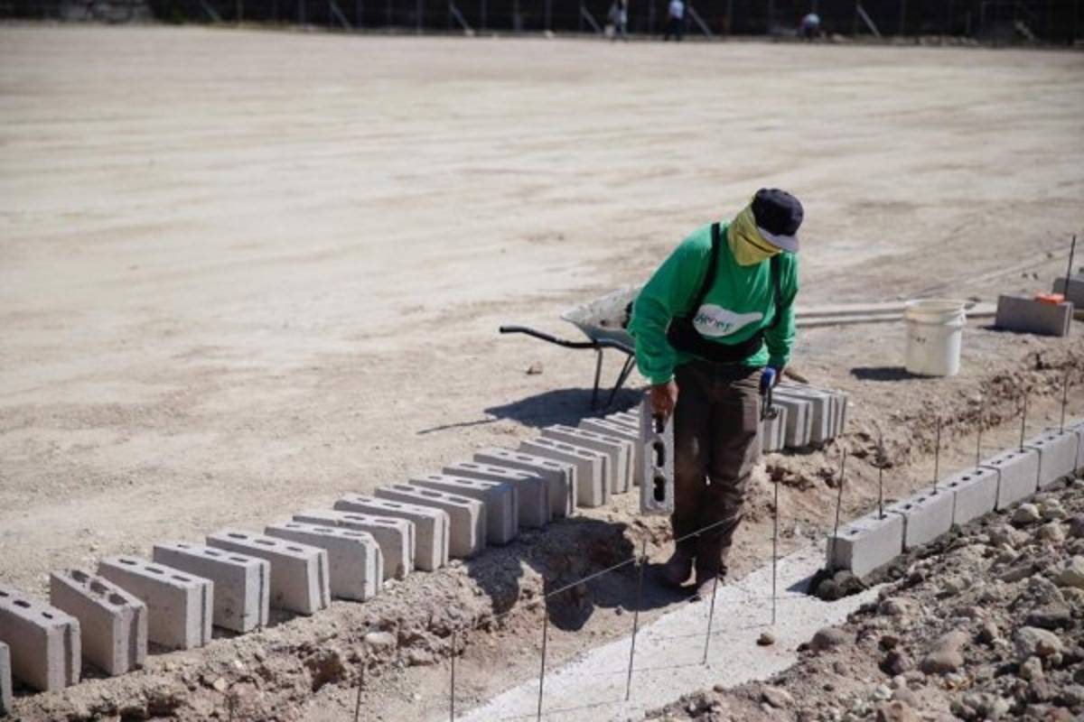¡Una belleza! De ser un potrero a tener cancha sintética; así han transformado el estadio de La Paz
