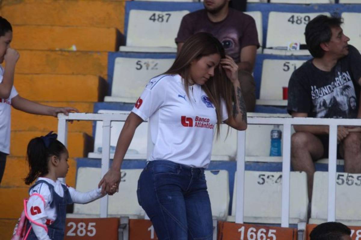 ¿QUIÉN ES? La sexy mujer que puso de cabeza el estadio Nacional... ¡todos la miraban!