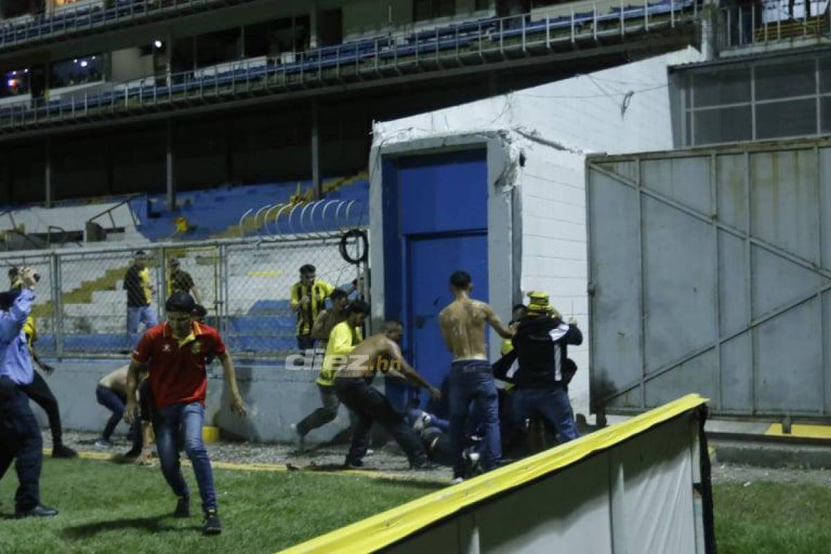 Salvajes: Dramáticas imágenes de aficionados de Real España atacando brutalmente a una mujer en el estadio Morazán