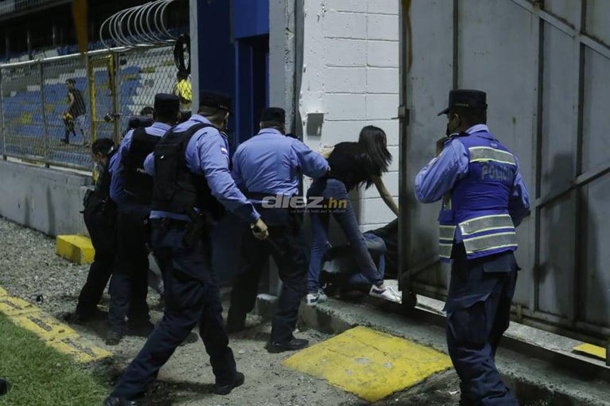 Salvajes: Dramáticas imágenes de aficionados de Real España atacando brutalmente a una mujer en el estadio Morazán