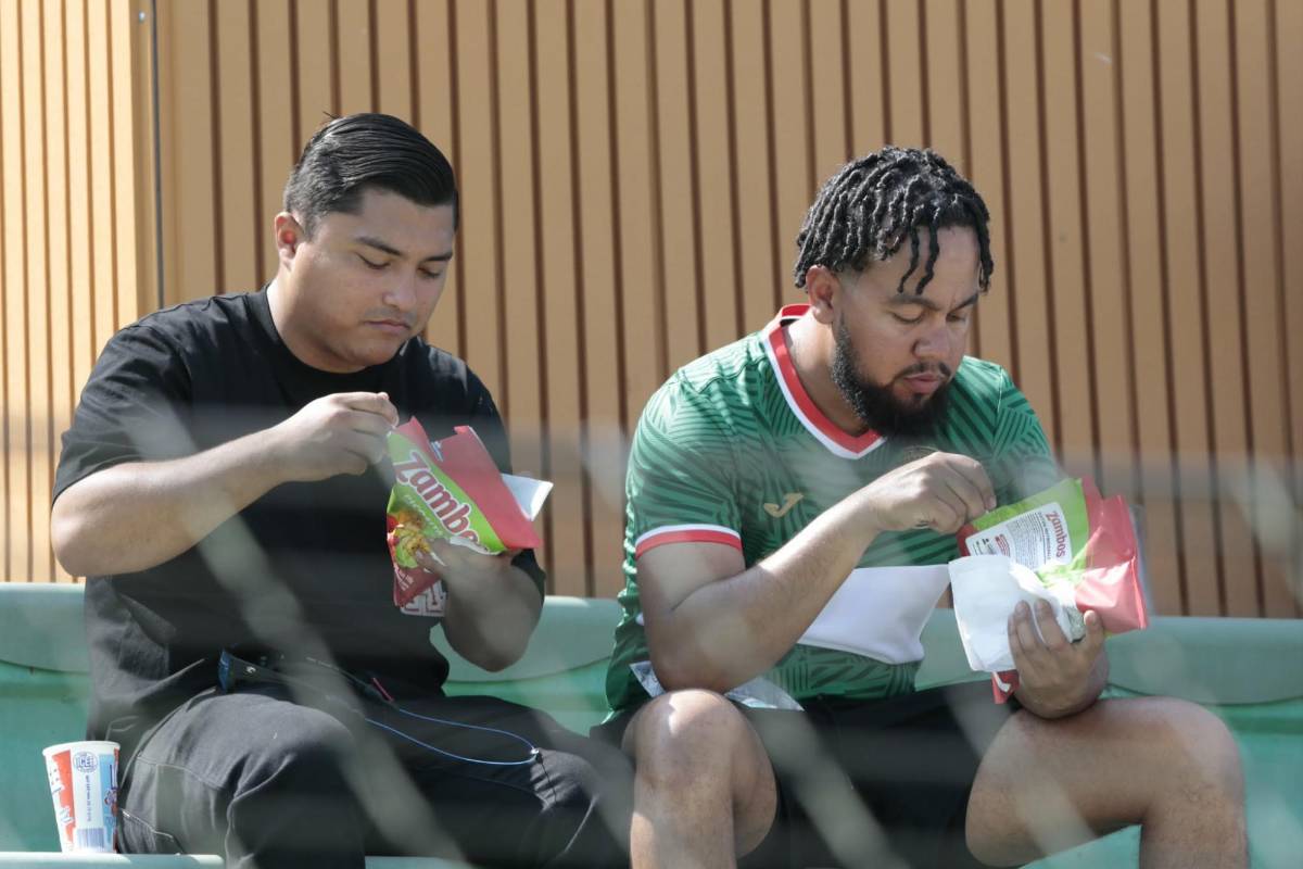 La argentina que robó miradas en el Marathón vs Olimpia: Jugador llegó con suéter entre el calor predominante y el hermoso color del ambiente