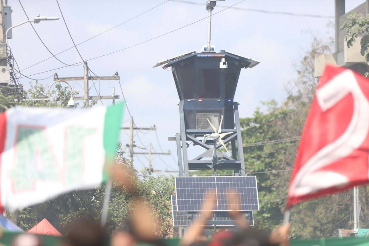 La argentina que robó miradas en el Marathón vs Olimpia: Jugador llegó con suéter entre el calor predominante y el hermoso color del ambiente