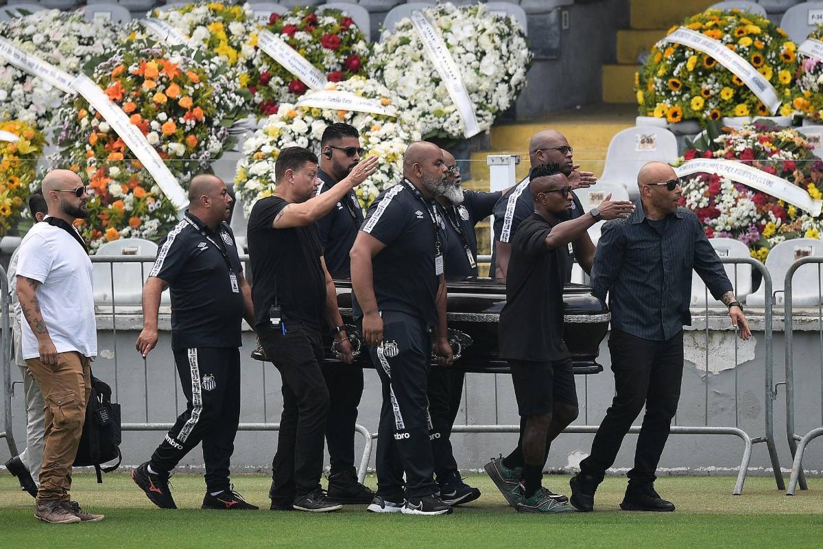 Fotos: Centenares de brasileños dan su último adiós al “rey” Pelé en el estadio del Santos