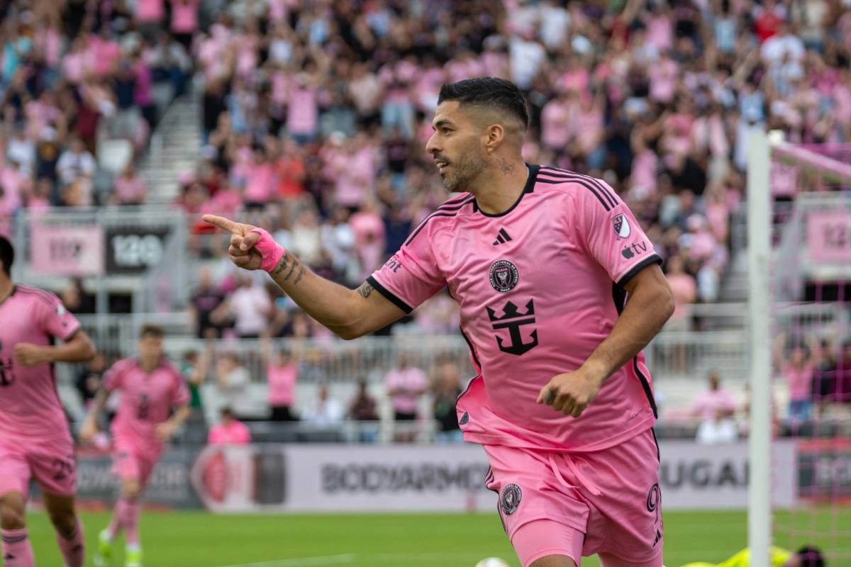 A Messi le cambiaron el árbitro, el amigo inesperado que visitó a Leo y el guardaespaldas del ‘10’ sorprende con foto histórica