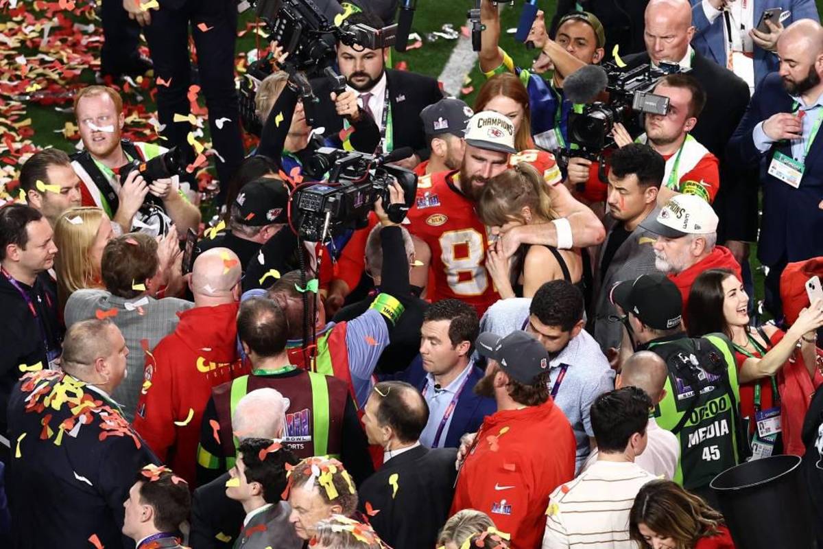 Así fue el derroche de amor entre Taylor Swift y Travis Kelce tras el Super Bowl; Donald Trump arremetió contra la cantante