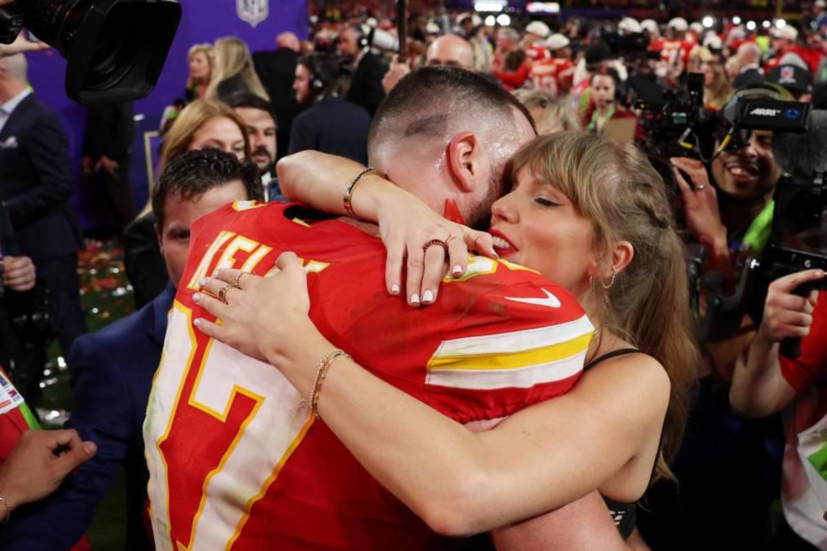 Así fue el derroche de amor entre Taylor Swift y Travis Kelce tras el Super Bowl; Donald Trump arremetió contra la cantante