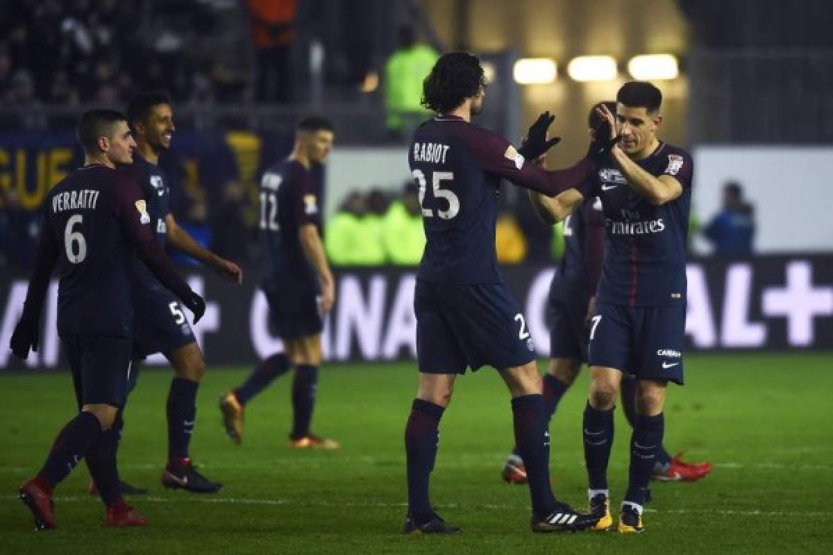 Paris Saint-Germain's French midfielder Adrien Rabiot (C) celebrates with teammates after scoring a goal during the French League Cup quarter-final football match between Amiens (ASC) and Paris Saint-Germain (PSG) at the Licorne Stadium in Amiens, northern France, on January 10, 2018. / AFP PHOTO / FRANCOIS LO PRESTI