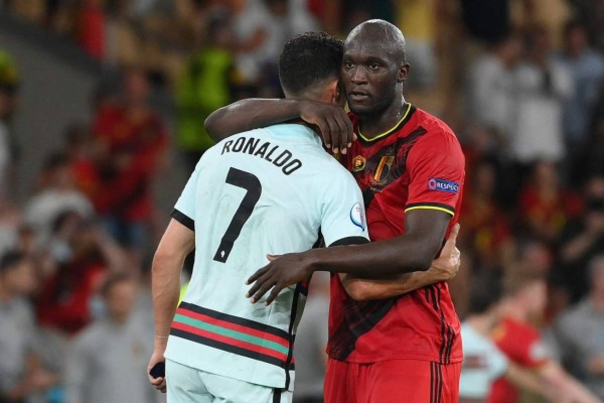 Belgium's forward Romelu Lukaku hugs Portugal's forward Cristiano Ronaldo at the end of the UEFA EURO 2020 round of 16 football match between Belgium and Portugal at La Cartuja Stadium in Seville on June 27, 2021. (Photo by LLUIS GENE / POOL / AFP)