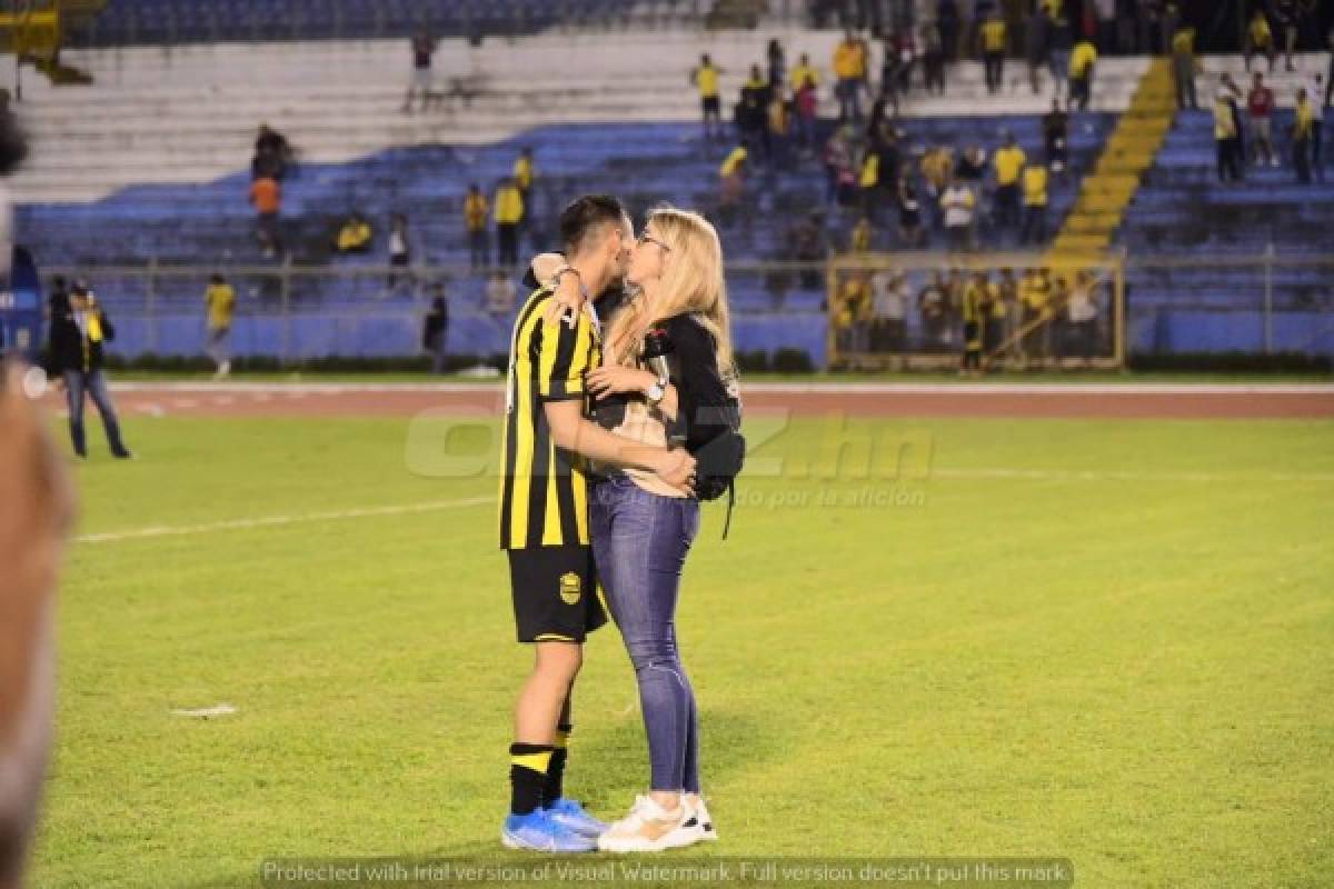 ¡Besos y gritos! La eufórica celebración de Real España, campeón de la Copa Premier