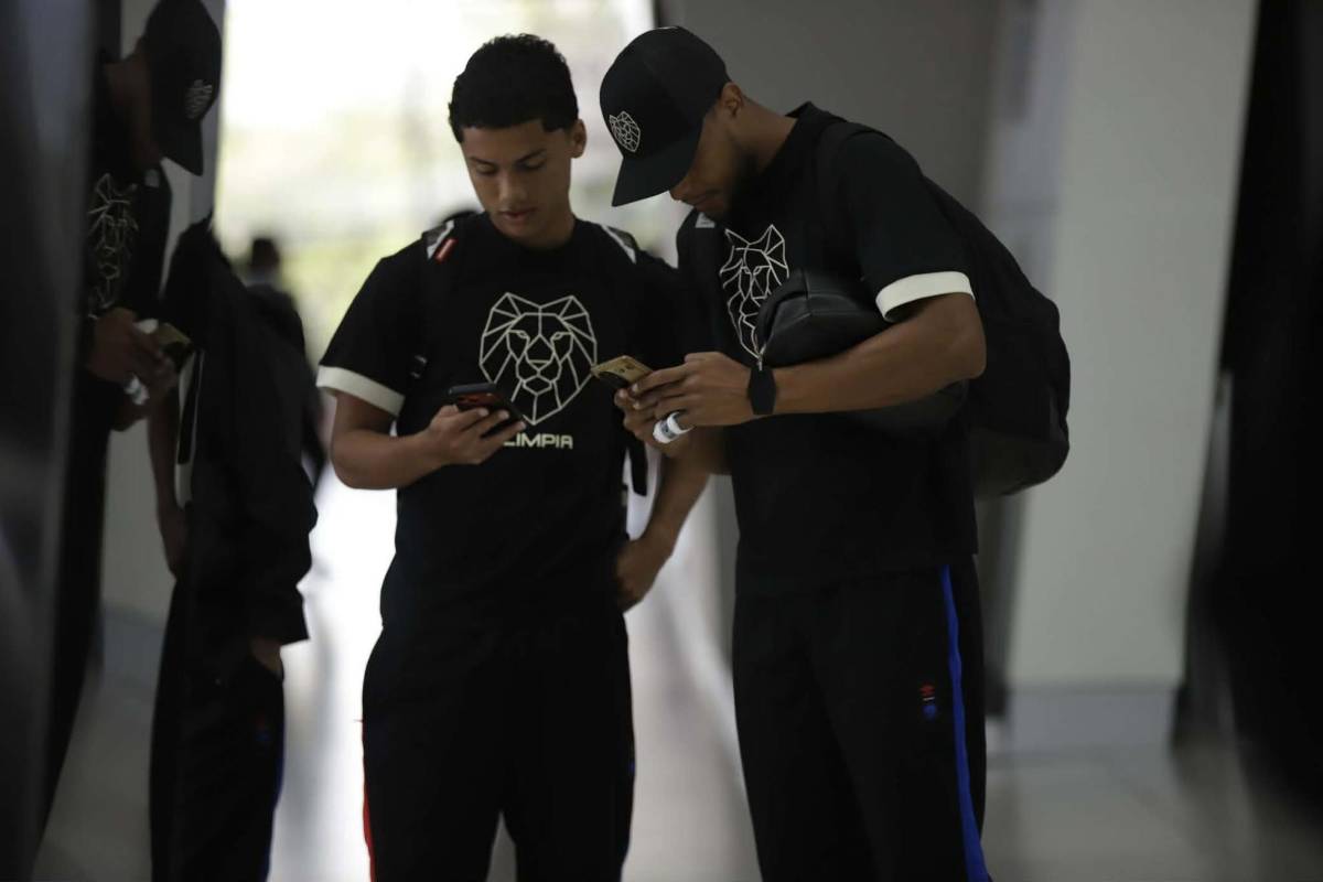 Menjívar y Edwin fueron sorprendidos y fan robó suspiros: Olimpia voló a Panamá