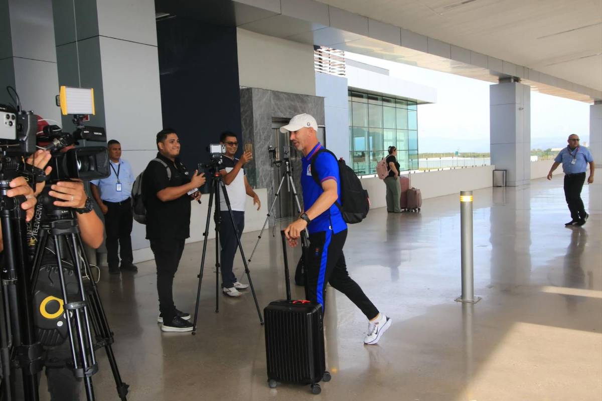 Menjívar y Edwin fueron sorprendidos y fan robó suspiros: Olimpia voló a Panamá
