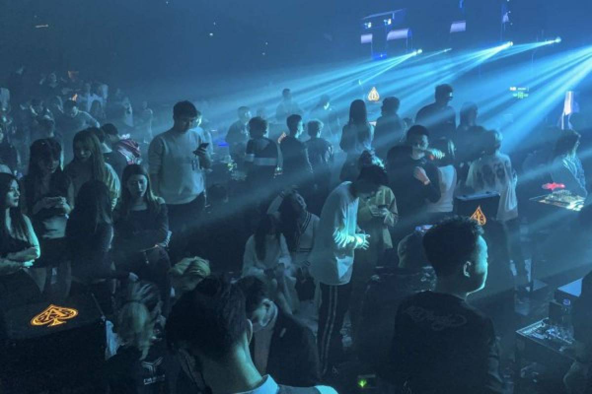 COVID-19: El tremendo fiestón en las discotecas de Wuhan mientras aumentan las muertes en el mundo