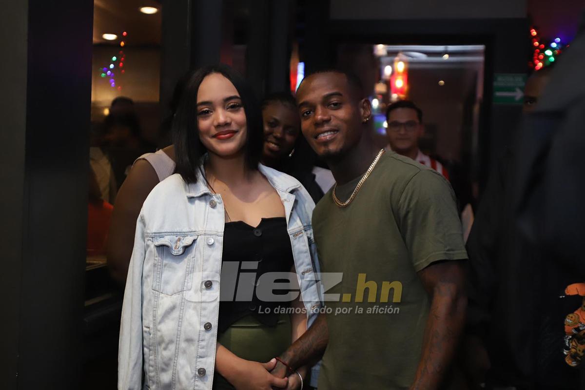 La fiesta del Olimpia tras proclamarse tricampeón invicto: futbolistas acompañados de sus parejas