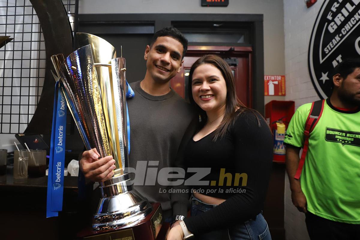La fiesta del Olimpia tras proclamarse tricampeón invicto: futbolistas acompañados de sus parejas