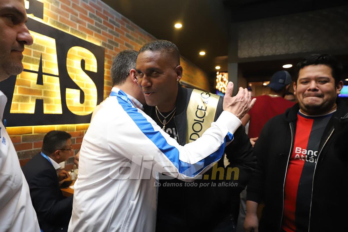 La fiesta del Olimpia tras proclamarse tricampeón invicto: futbolistas acompañados de sus parejas
