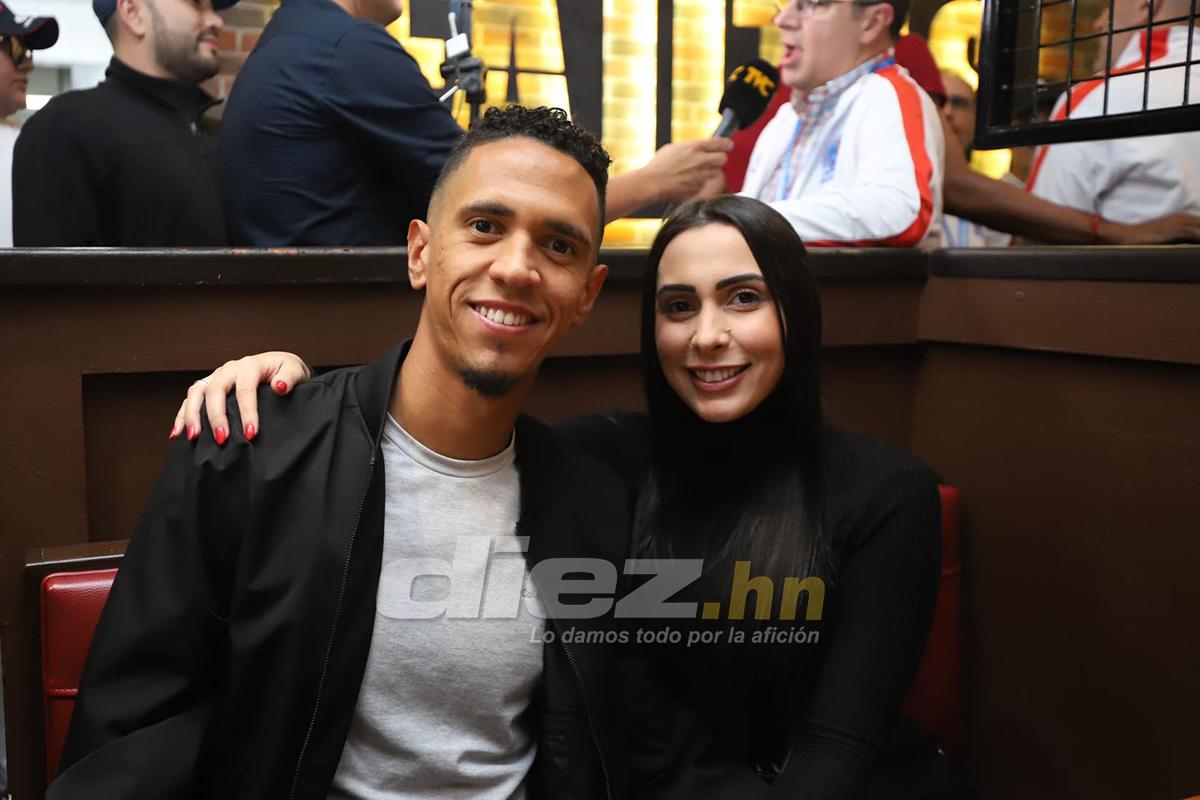 La fiesta del Olimpia tras proclamarse tricampeón invicto: futbolistas acompañados de sus parejas