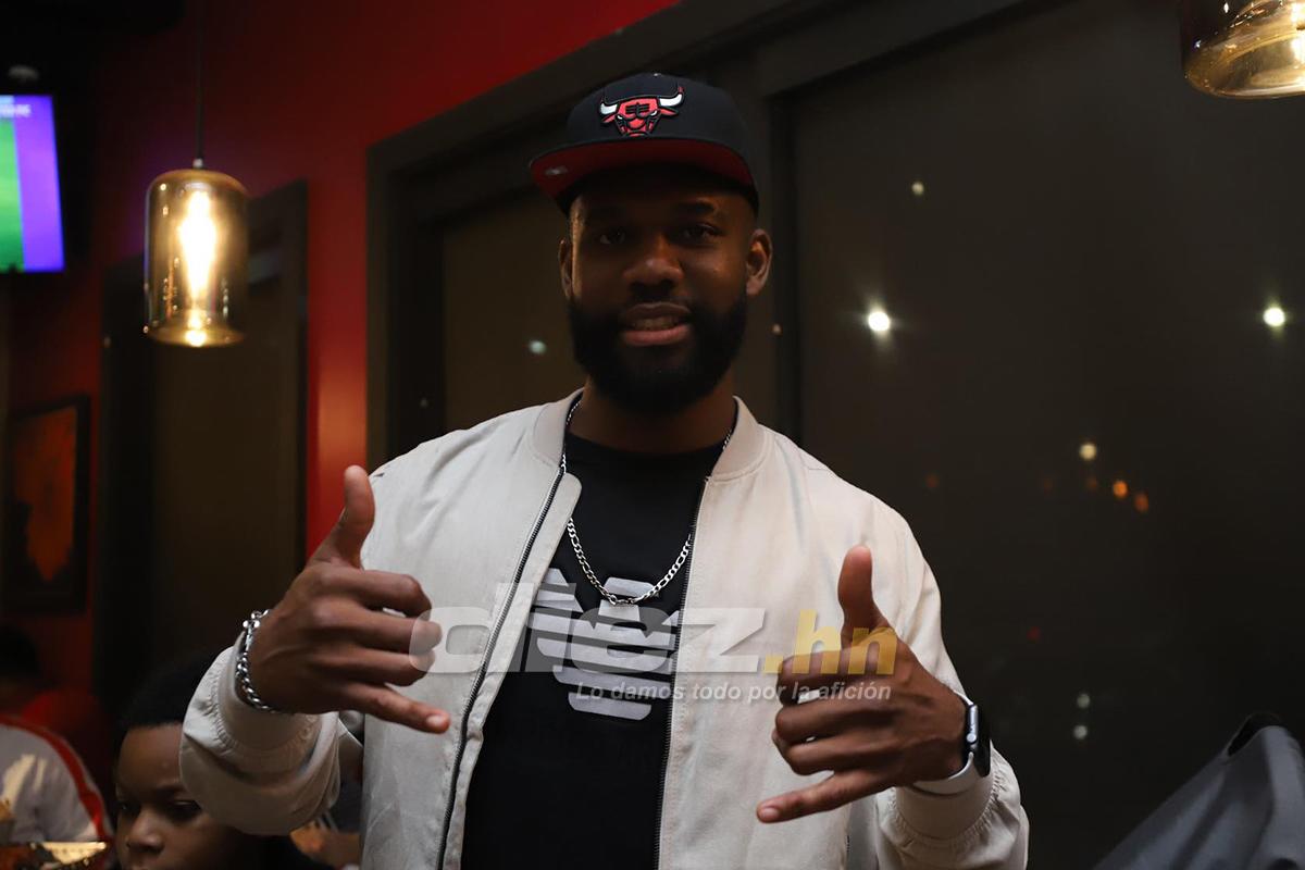 La fiesta del Olimpia tras proclamarse tricampeón invicto: futbolistas acompañados de sus parejas