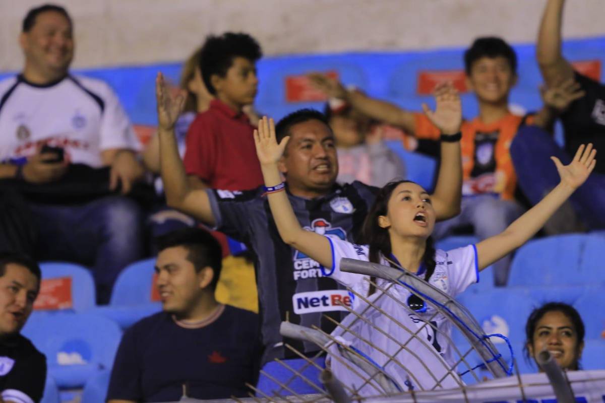 El desespero del DT de Pachuca en el banquillo, la preciosa chica en el Olímpico y el saludo de Lucas Campana