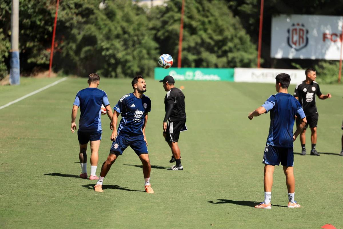 Entre bromas y risas; futbolista lastimado: así fue el último entreno de Costa Rica previo a la batalla ante Honduras