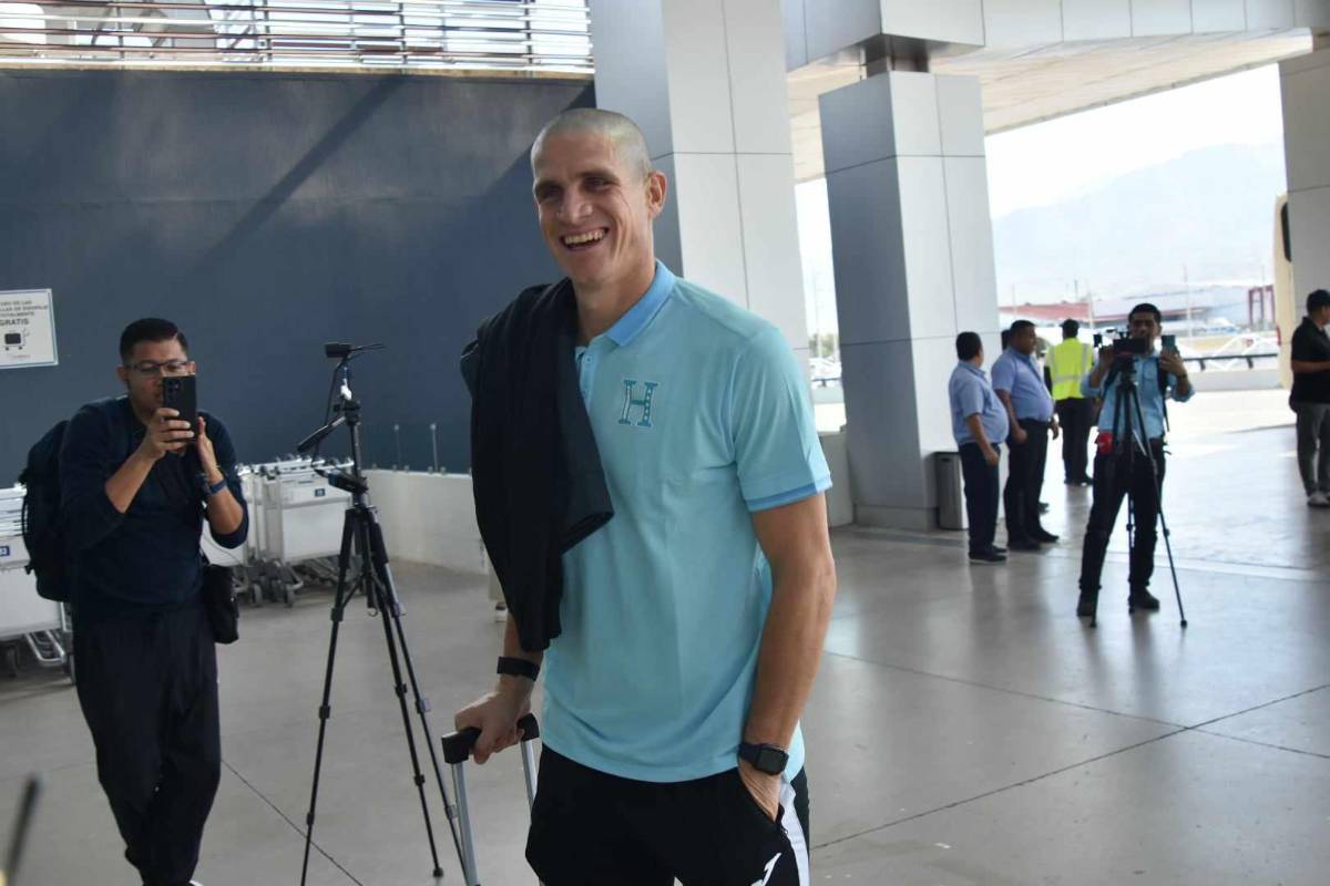 Los dos pelones en la Selección de Honduras tras el debut en las eliminatorias; la Bicolor viajó rumbo a Bermudas
