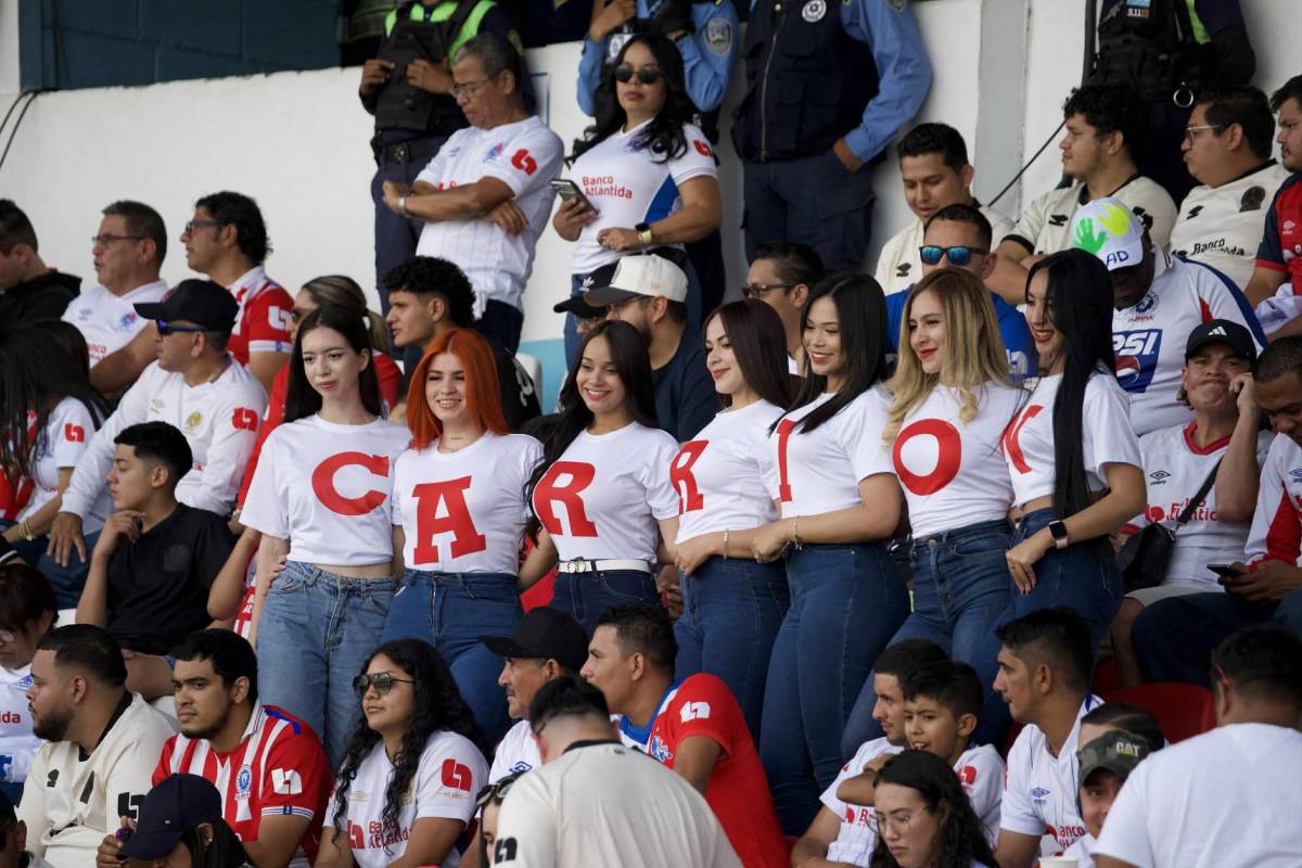 Espectacular llegada de la Ultra Fiel, la chica de Olimpia que fue la sensación y llenazo en el Chelato Uclés para la final