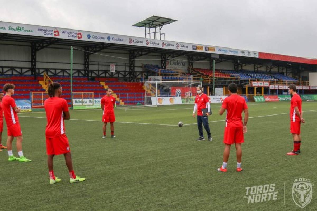 Con mascarilla y guardando distancia; así volvieron a las prácticas los clubes en Costa Rica