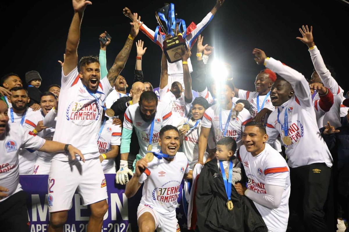 FOTOS: El que se robó el show en el festejo de Olimpia, el beso de Beckeles, legionarios presentes e invasión de cancha