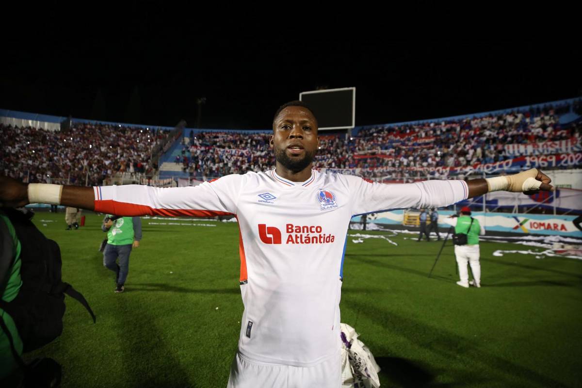 FOTOS: El que se robó el show en el festejo de Olimpia, el beso de Beckeles, legionarios presentes e invasión de cancha