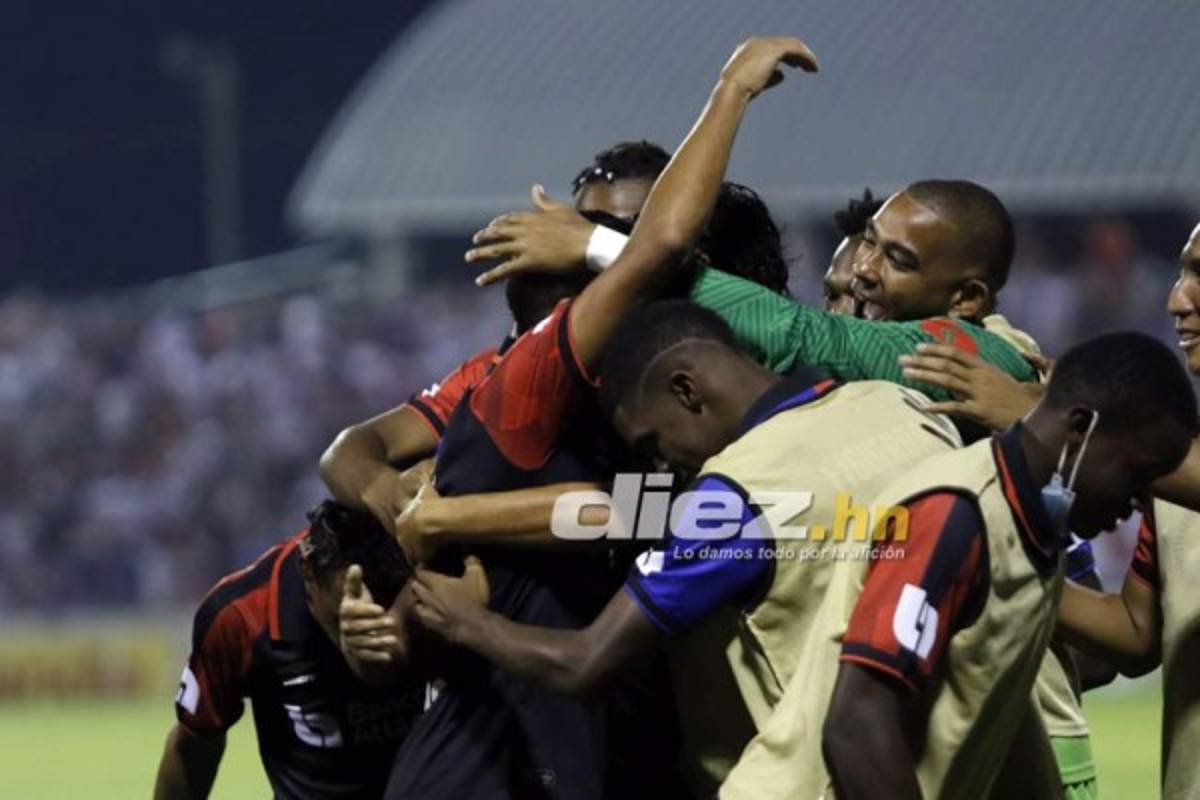 NO SE VIO EN TV: Pedro Troglio firma camisa, visita de seleccionados y el llenazo en el Morazán