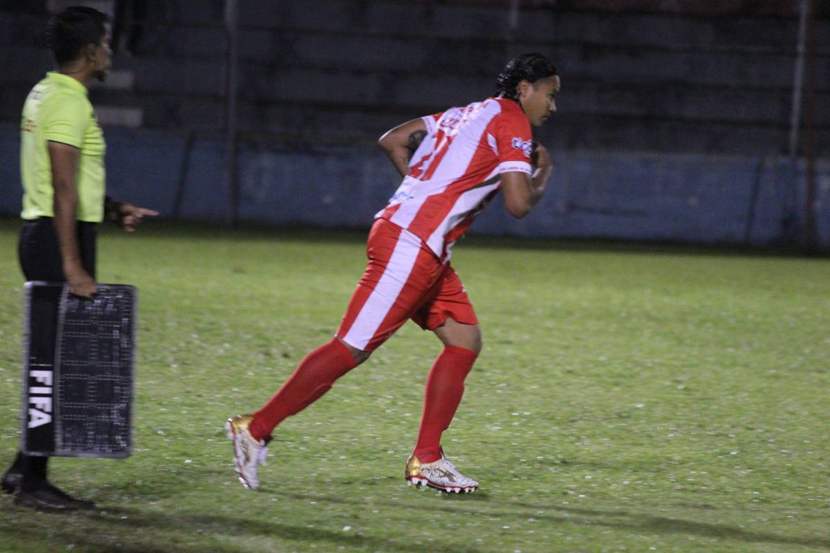 Debut amargo: Así fue el estreno del volante mexicano Carlos Gullit Peña con los colores del Vida