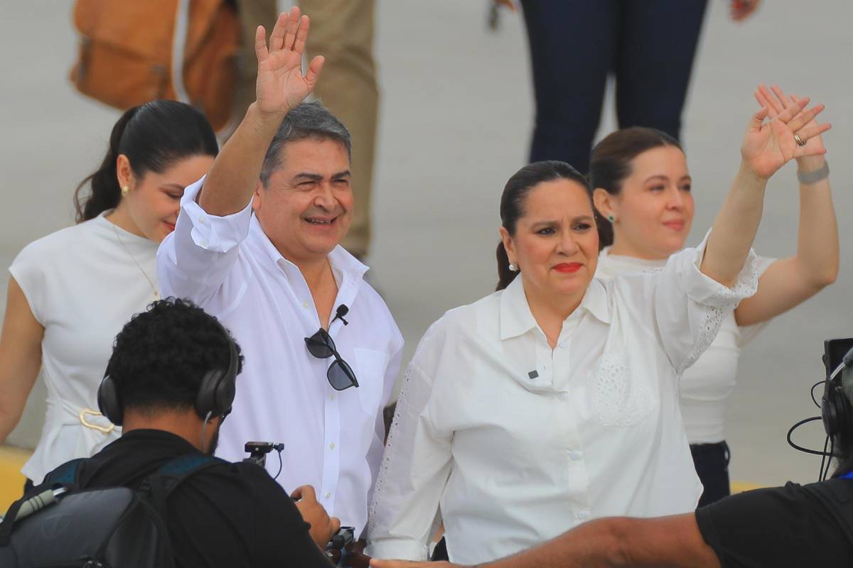 Locura por la vuelta de JOH a Honduras: el beso con su mujer y el caso que enfrentará