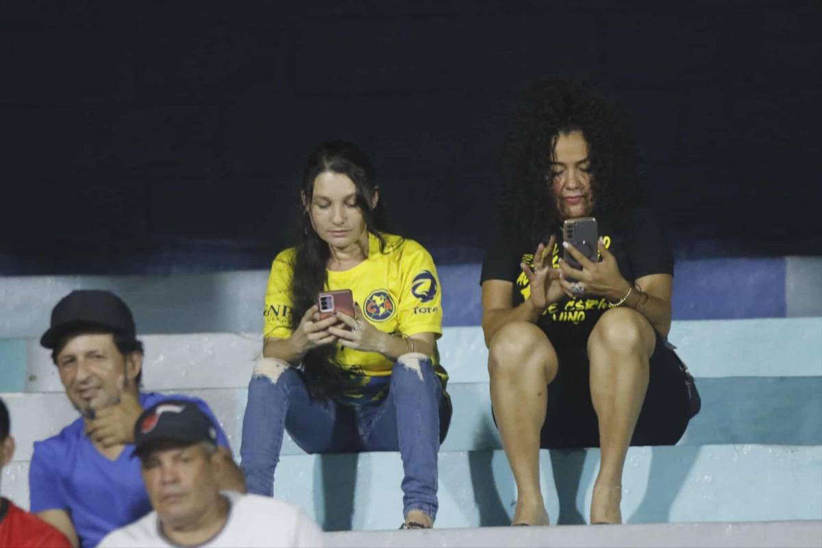 El amor invade a Nixon Cruz, vuelve tras meses lesionado y aficionada de Choloma se lleva las miradas en el juego que triunfó Real España