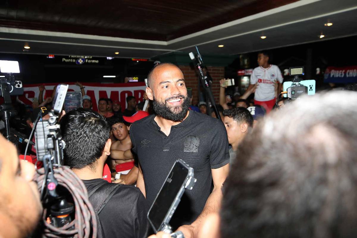 ¡Una locura de banderazo! Afición del Olimpia se desborda junto al plantel pensando en la corona 39